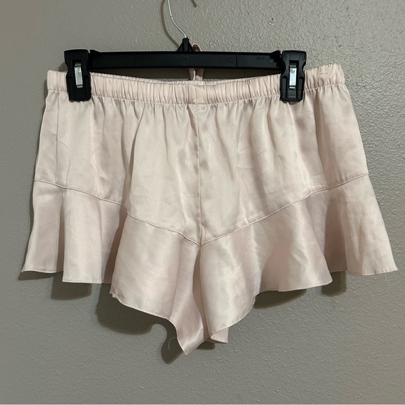 Victoria’s Secret Light Pink Satin Ruffle Loungewear Shorts Women’s Size Medium - Picture 5 of 9